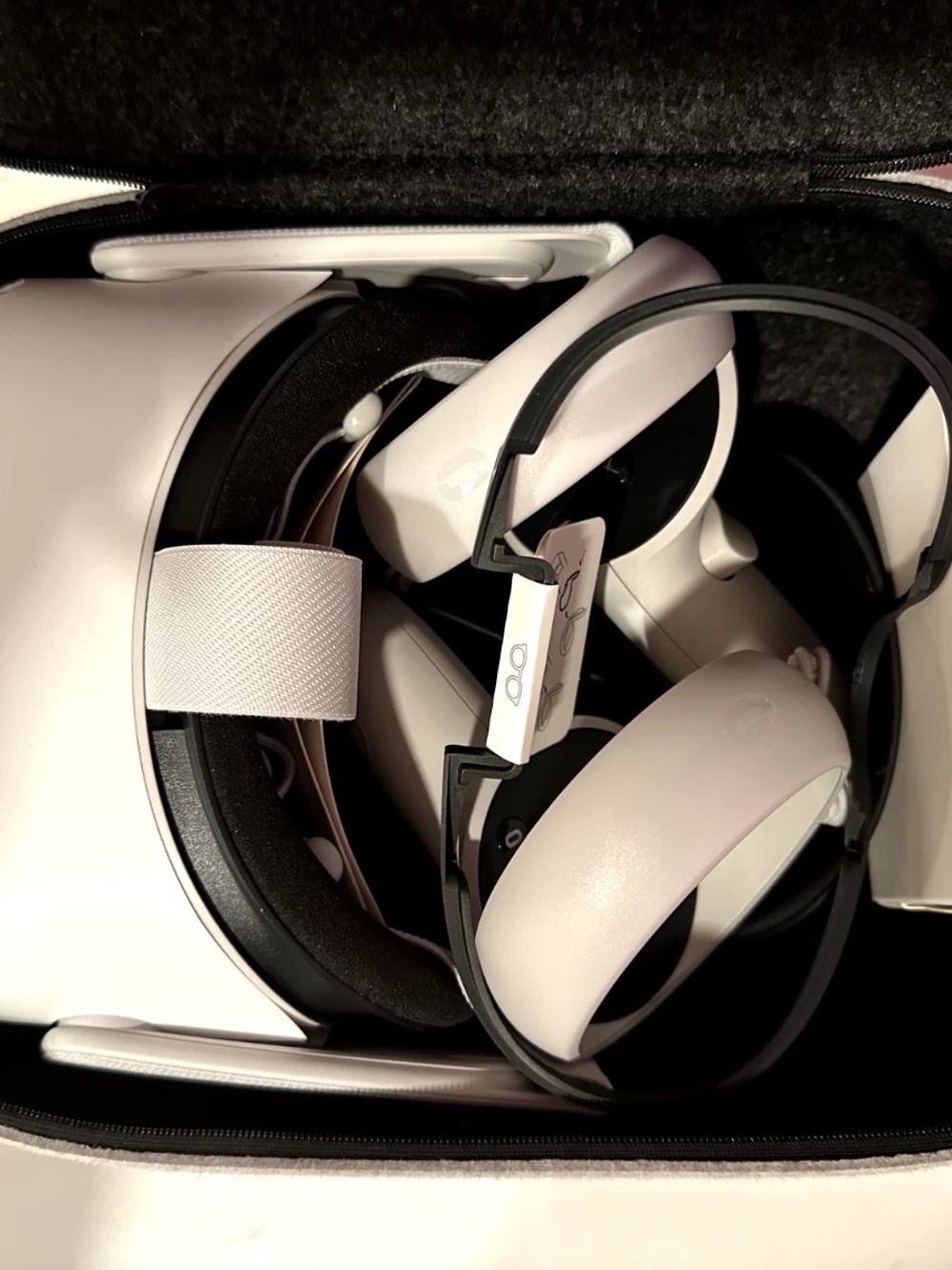 Oculus Standalone VR Headset in White with Matching Controllers